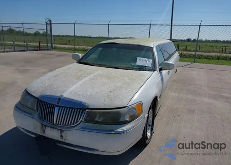2001 Lincoln Town Car Executive from USA, damaged, VIN 1L1FM81W51Y642990